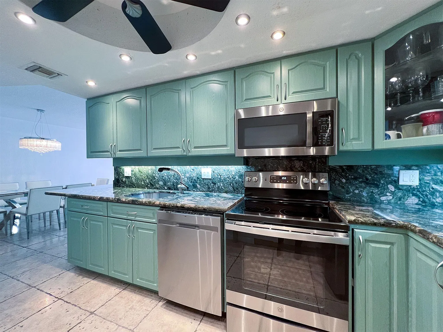 1 bed, 1.0 bath, 738 sqft, $2,300 — Photo 2