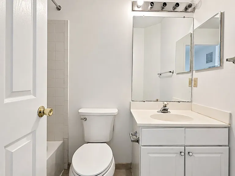 22 - Second floor hallway full bath_07162026
