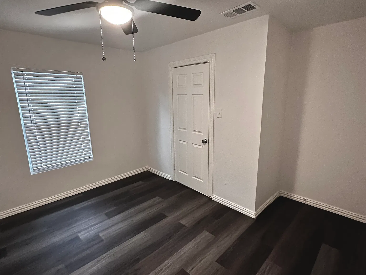 4 bed, 2101 sqft, $2,350 — Photo 2