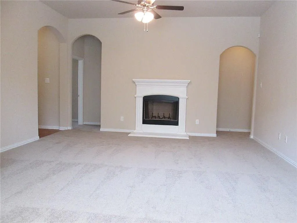 Great 4 Bed 2 Bath in Fort Worth — Photo 3