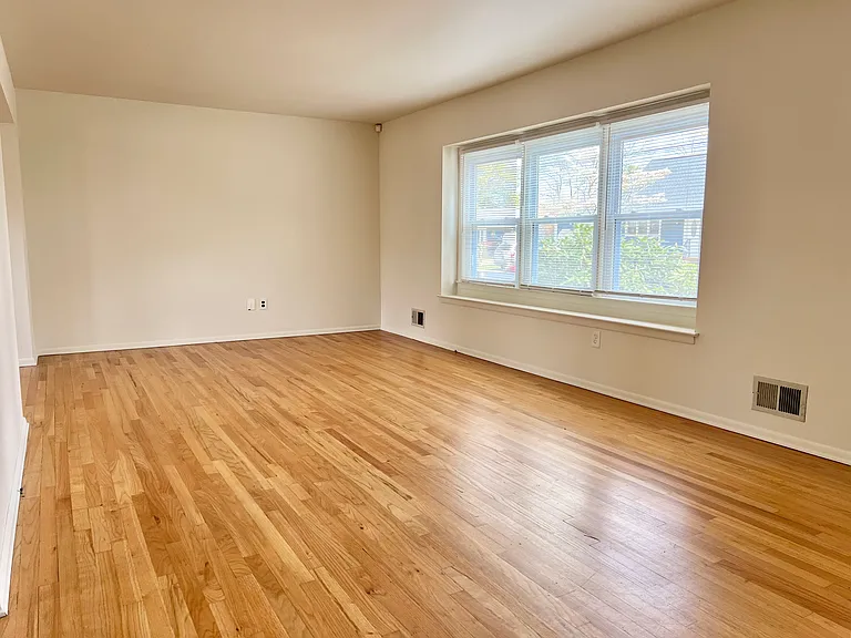 944 Longboat Ave — Photo 2