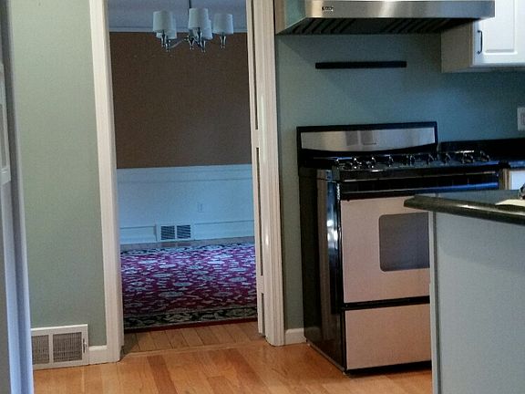 5th image of 220 Eileen Dr