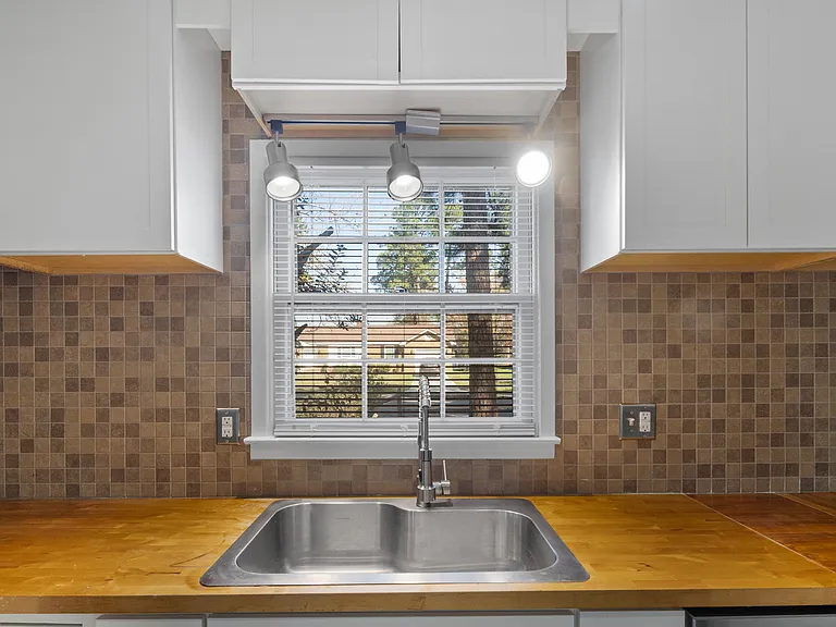 400 Hallmark Rd — Photo 19