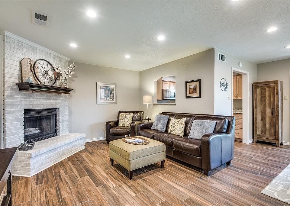 1st image of 532 Essex Pl