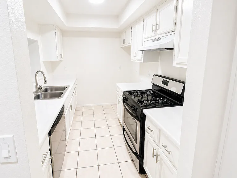 15020 Burbank Blvd — Photo 1