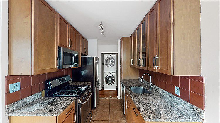 1st image of 910 Park Pl APT 2B