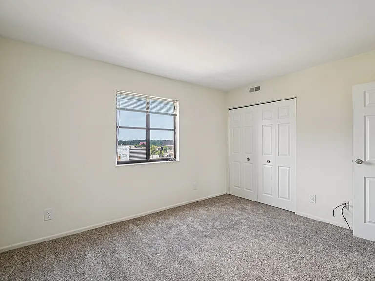 River Place Luxury Apartments — Photo 37