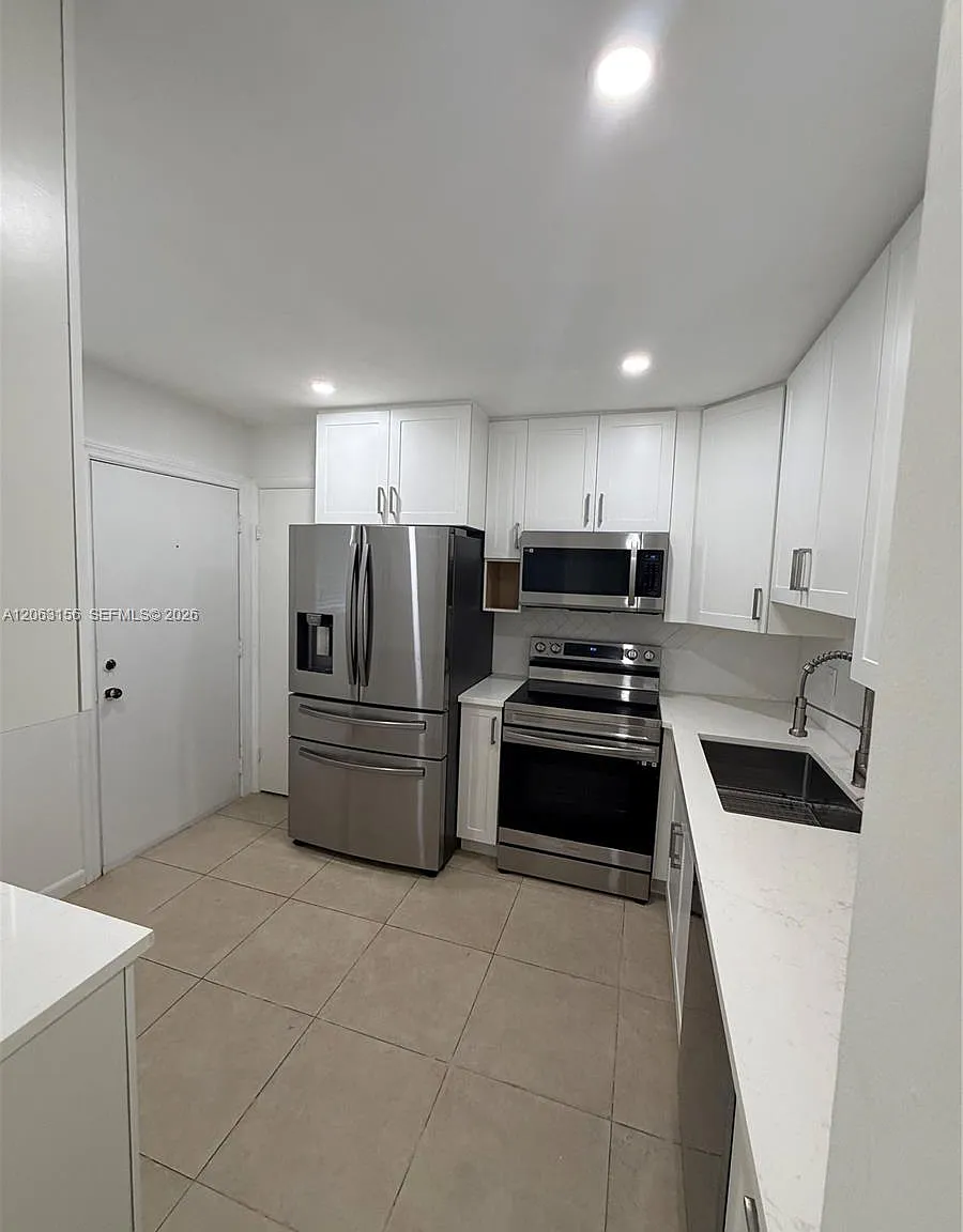 Azure Lake Condo — Photo 2