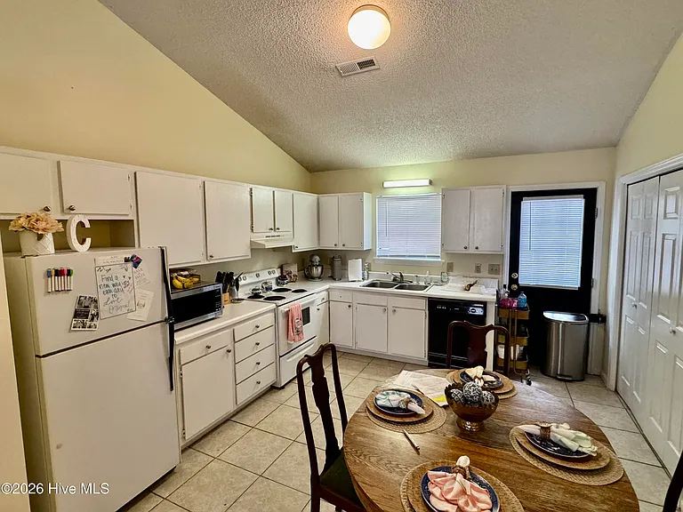 233 Wyndham Cir #A — Photo 4