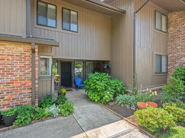 202 Oak Tree Dr, Chapel Hill, NC 27517