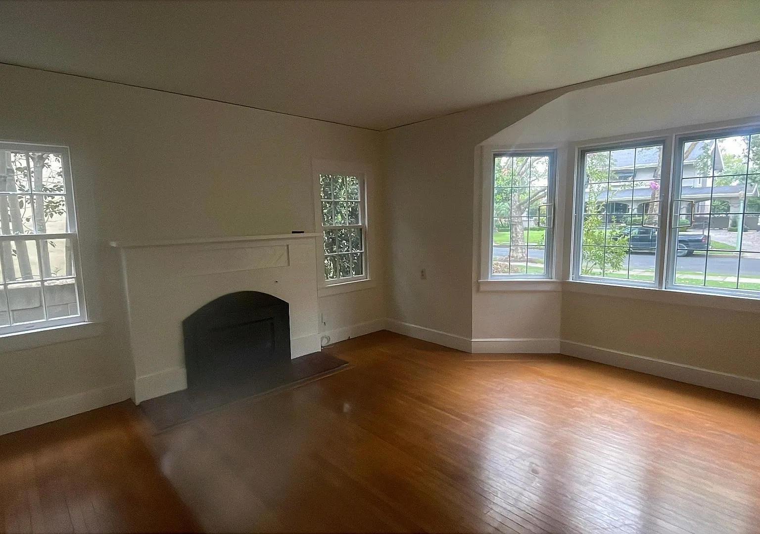 3 bed, 1.5 bath, 1350 sqft, $3,150 — Photo 3