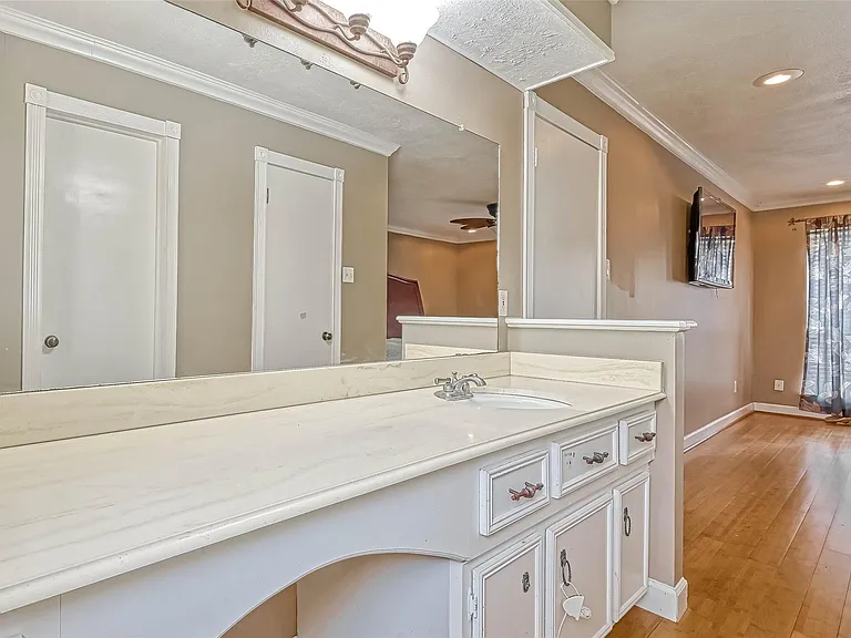 711 Lodgehill Ln — Photo 29