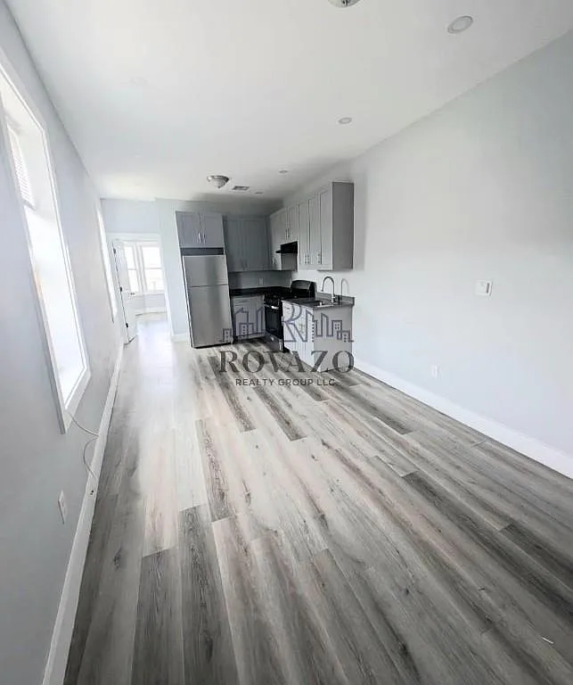 4 bed, 2.0 bath, 900 sqft, $2,450 — Photo 3