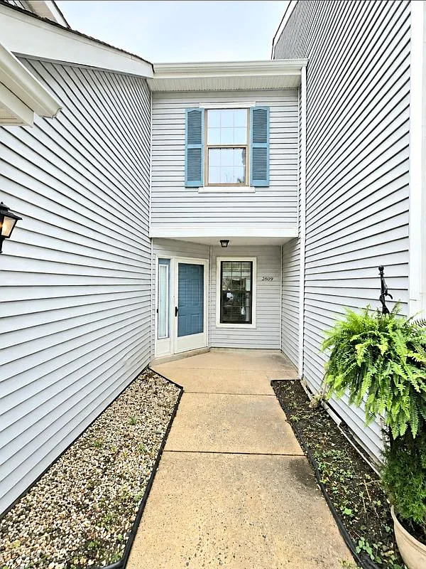 2 bed, 2.0 bath, 1055 sqft, $2,300 — Photo 1