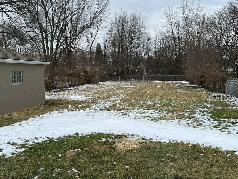 1387 E Gates St — Photo 27
