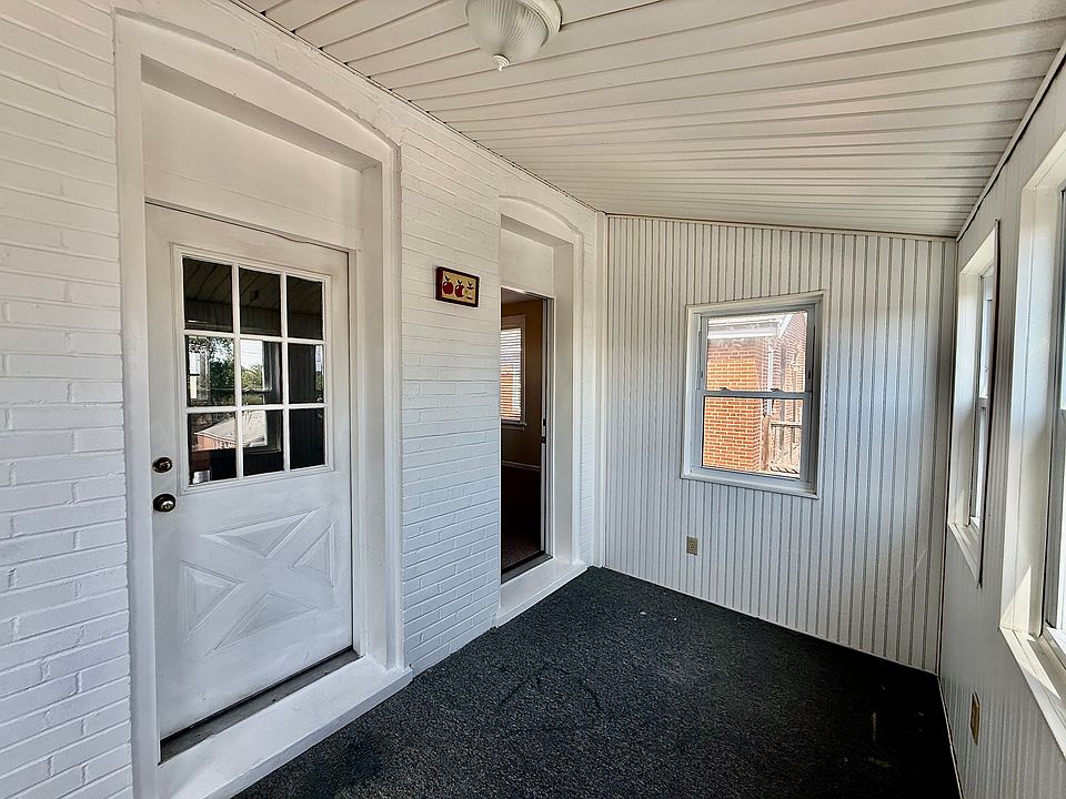 Three-season sunporch...heck, with St. Louis weather, you can use it every season!