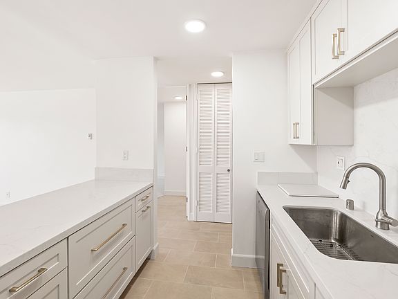 5th image of 3833 Lamont St Unit 3E