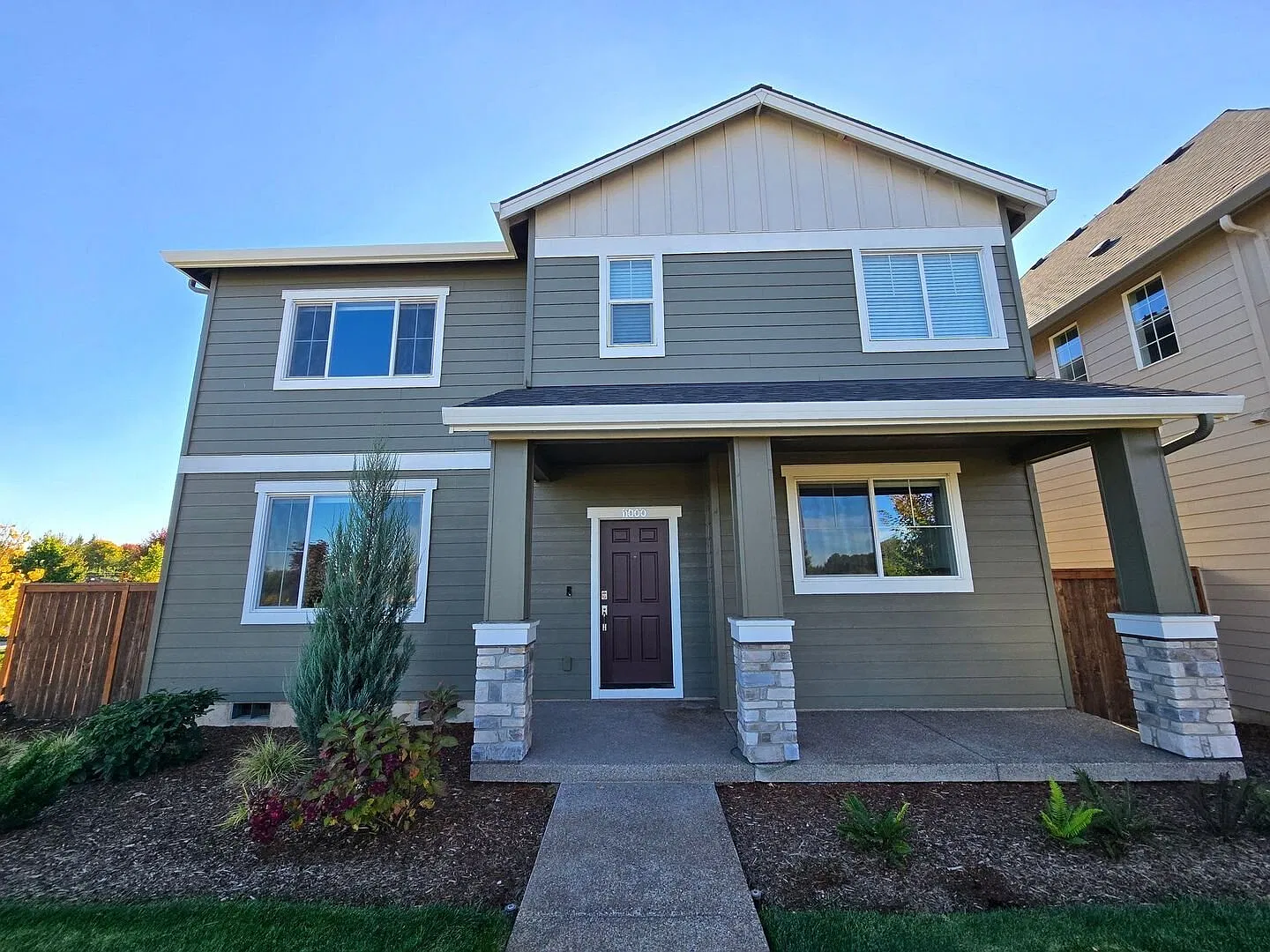 Spacious 5-Bedroom Wilsonville Home with A/C, Green-Space Views & Private Yard — Photo 1