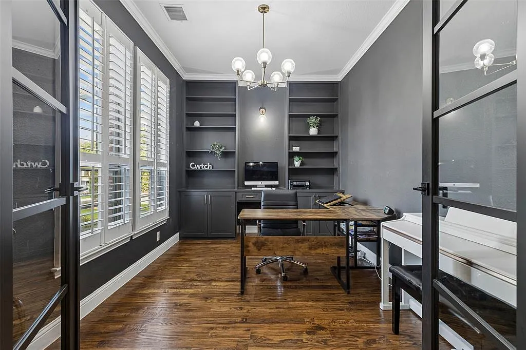 5 bed, 4349 sqft, $4,950 — Photo 4
