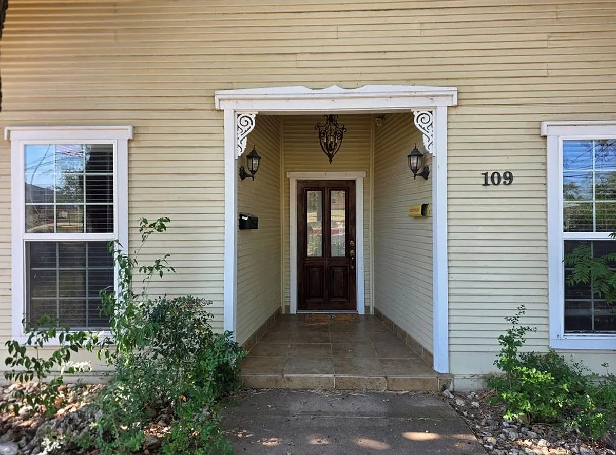 Building Photo - 109 W Travis St