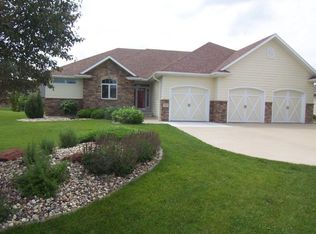 568 Sandstone Cir, Dakota Dunes, SD 57049