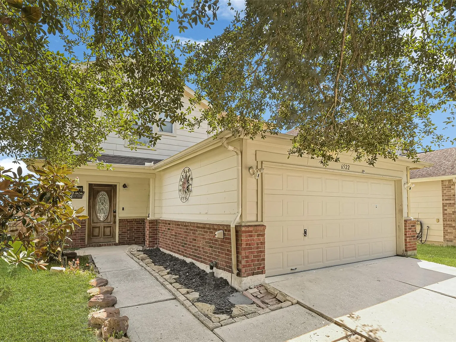 5 bed, 2.5 bath, 2496 sqft, $2,100 — Photo 2