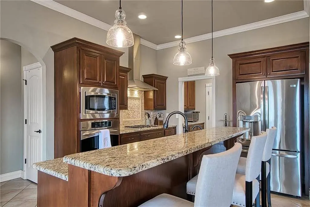4 bed, 2.5 bath, 2181 sqft, $2,300 — Photo 3