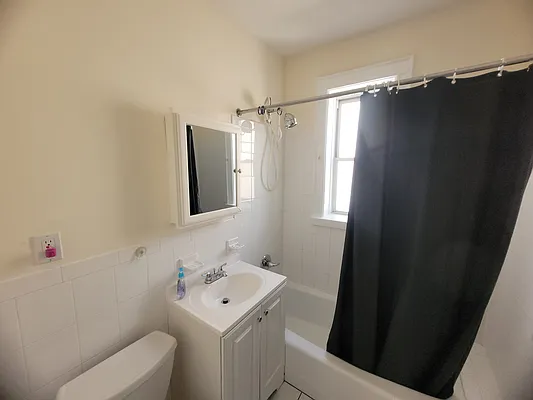 Rented by Halvatzis Realty | media 16