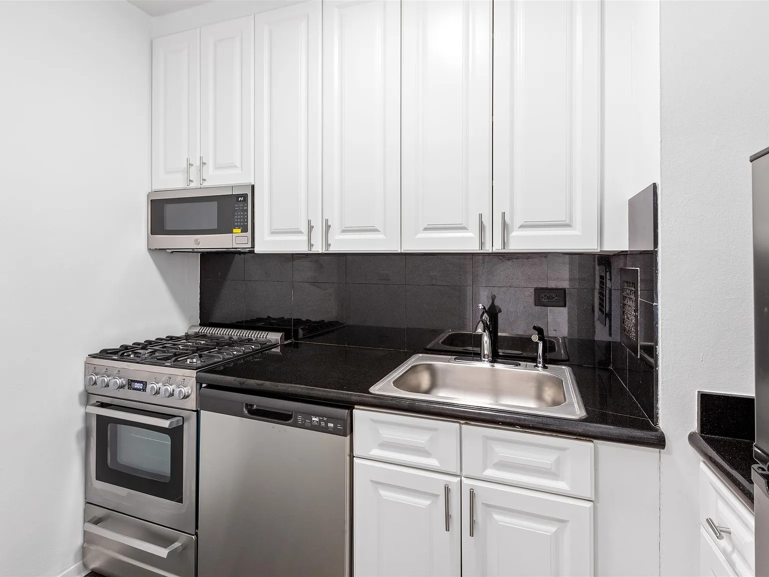 320 East 23rd Street — Photo 4