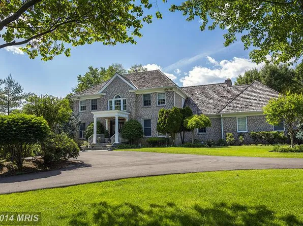 8901 Saunders Ln, Bethesda, MD 20817