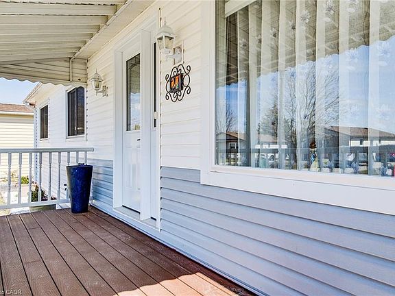 3rd image of 21 Fairview Cres