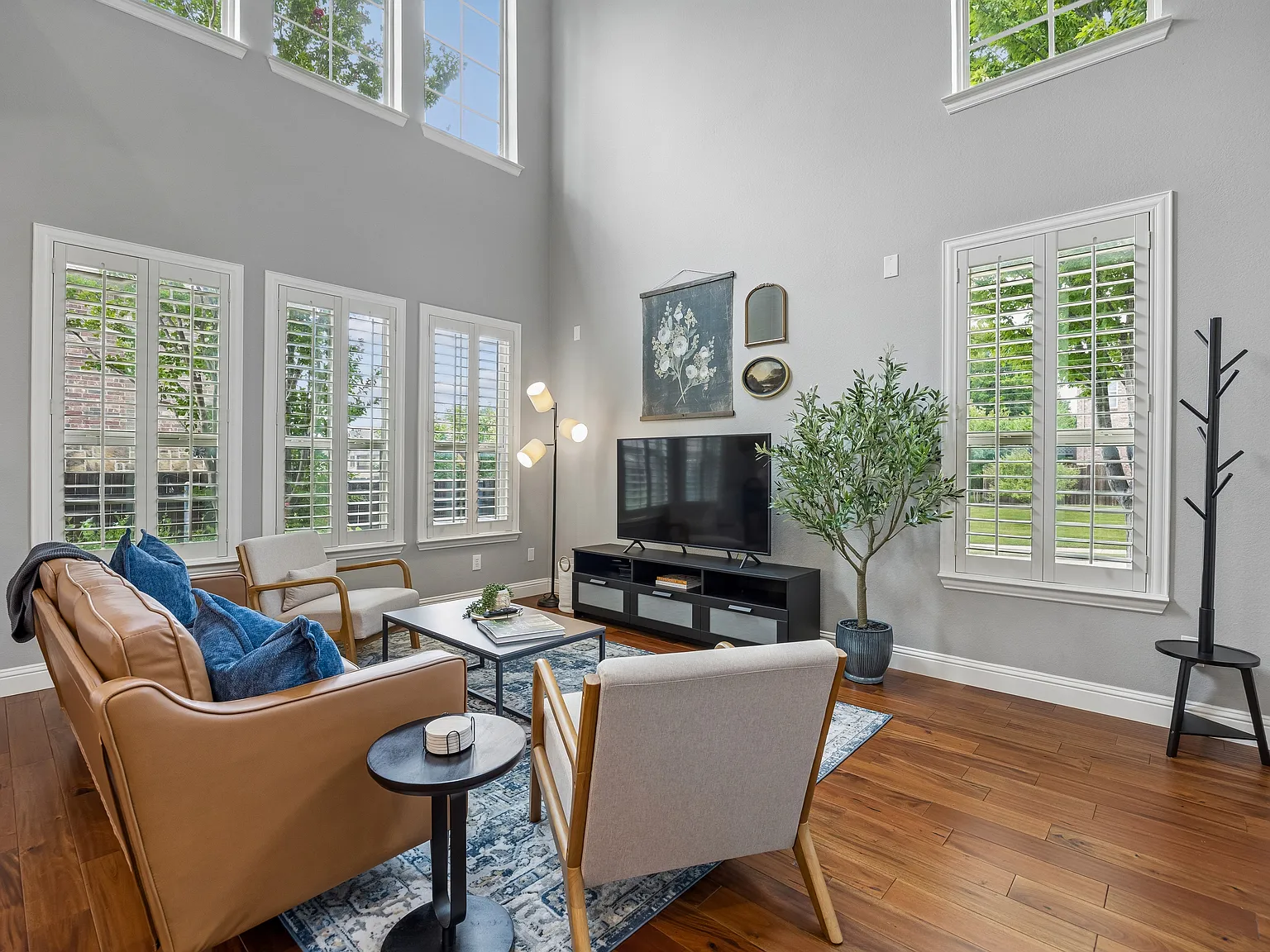 3 bed, 2.5 bath, 1870 sqft, $6,900 — Photo 3