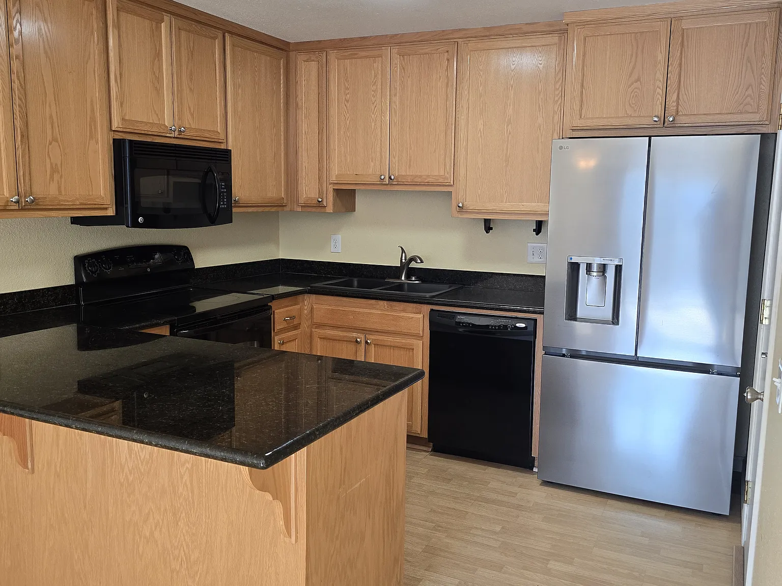 2 bed, 975 sqft, $2,295 — Photo 2