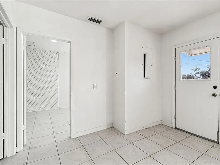 855 E Brandon Blvd — Photo 6