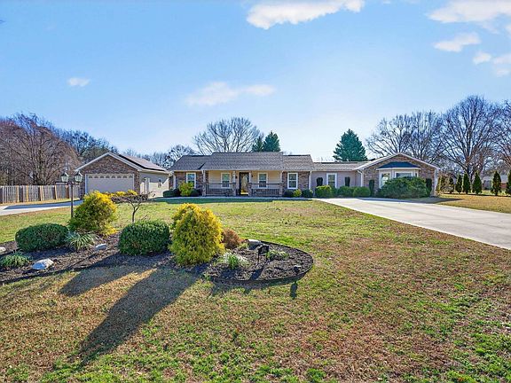 4th image of 1012 Berry Dr