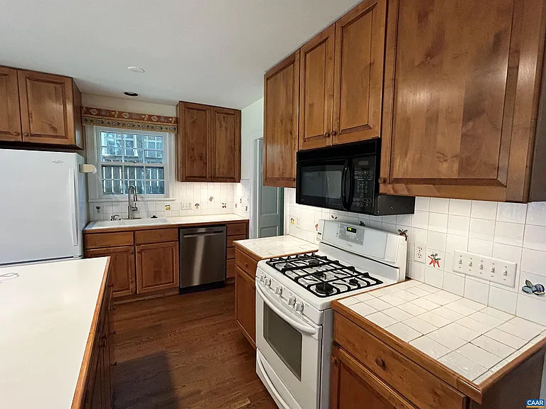 1618 Oxford Rd — Photo 11