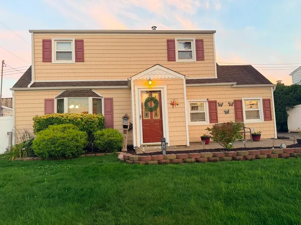 70 Corncrib Ln, Levittown, NY 11756