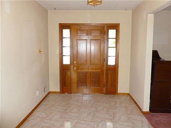 Spacious Entrance Foyer w/ Ceramic Tile Flooring
