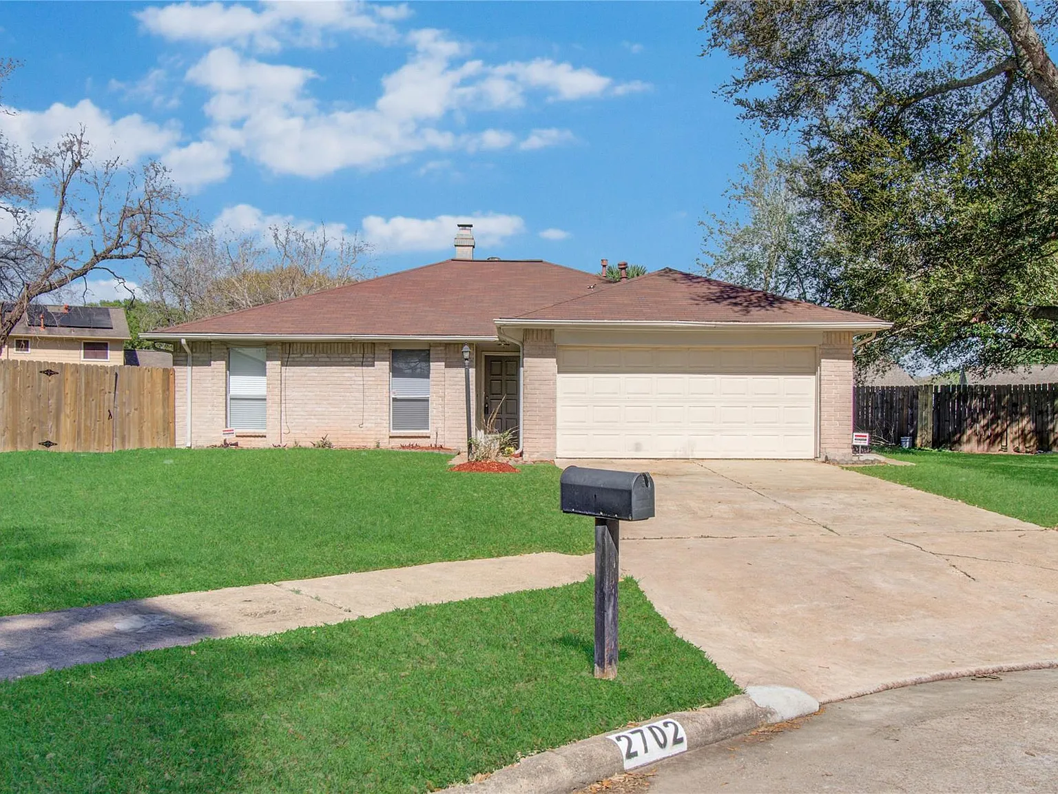 3 bed, 2.0 bath, 1469 sqft, $2,000 — Photo 2