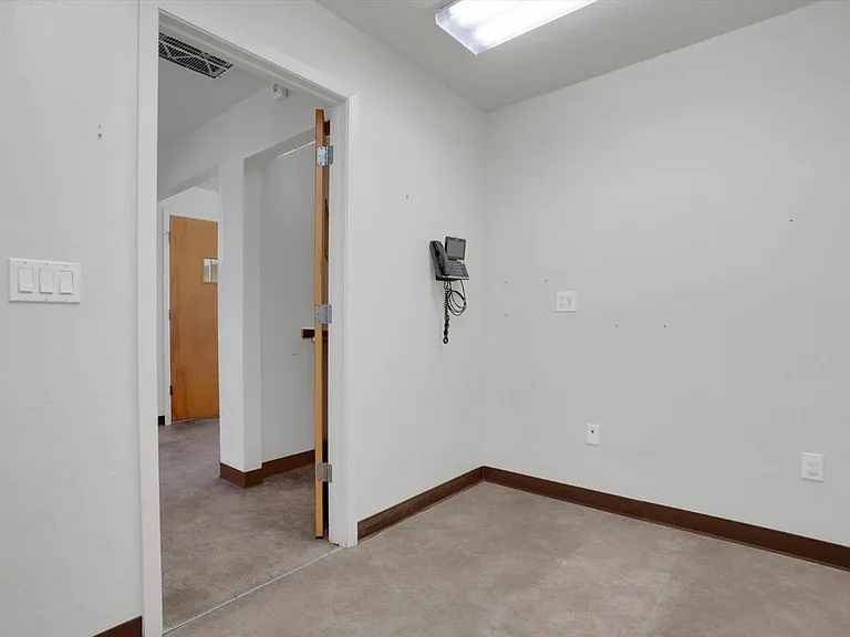 490 E L St — Photo 9