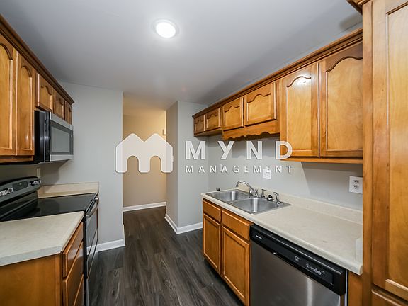 4th image of 8416 Southaven Cir W