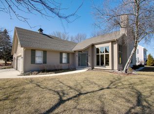 3949 S Cavendish Rd, New Berlin, WI 53151