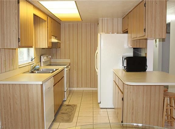 4th image of 610 SW 47th Ter APT 5