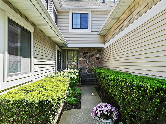2nd image of 2569 Essex Dr