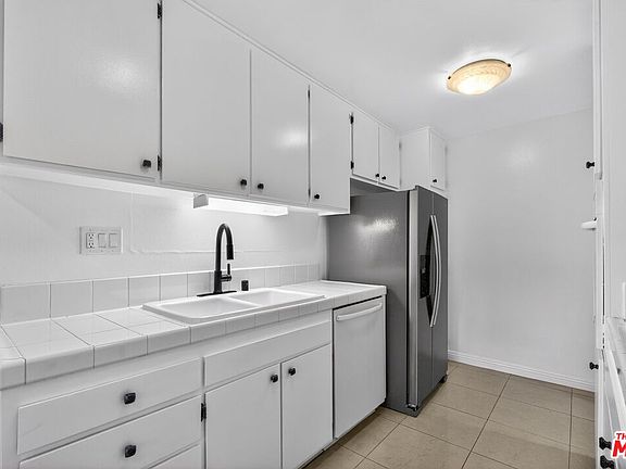 5th image of 5900 Canterbury Dr APT B217