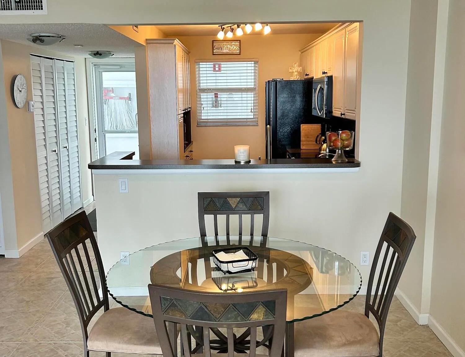 Delphi Towers Condo — Photo 4