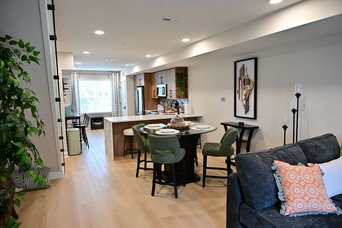 2 bed, 2.0 bath, 1100 sqft, $3,300 — Photo 4