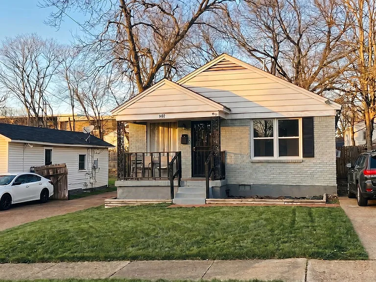 1402 Gold Ave — Photo 2