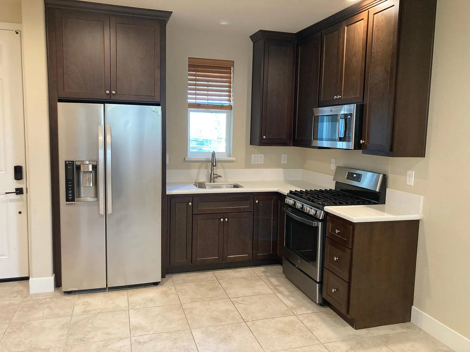 537 W Holt Ave — Photo 2