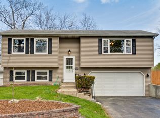 33011 N Rolling Hills Rd, Grayslake, IL 60030
